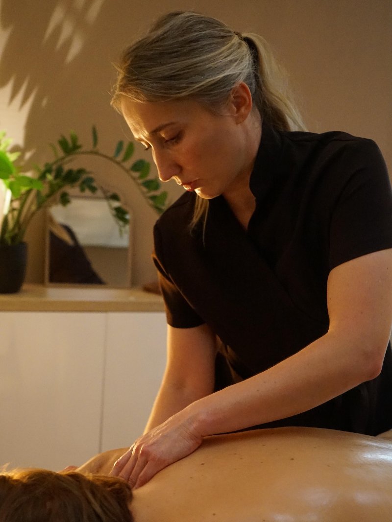 Rugmassage in het warme licht van de studio